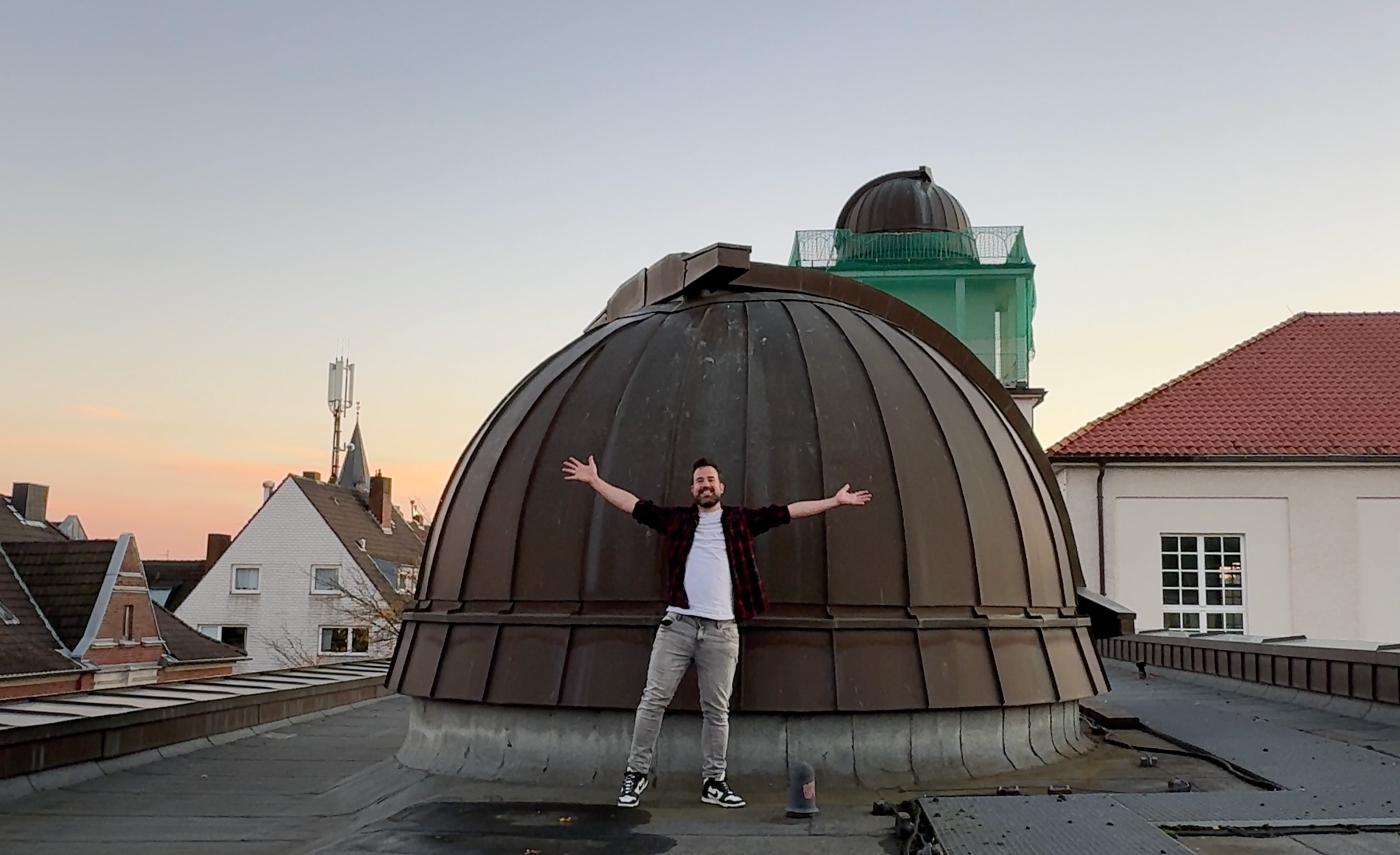 Tim vor der Sternwarte, die Teil des Planetarium Köln ist. Seine Homebase und sein Studio