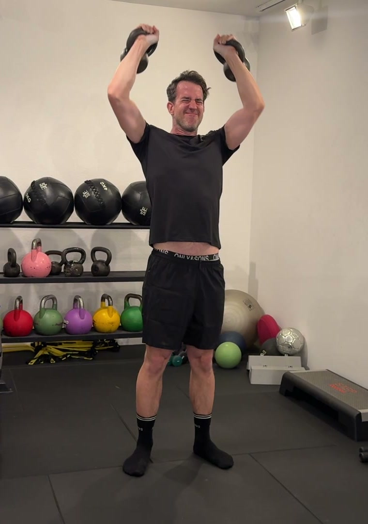 Krafttraining mit Kettlebells (Standbild aus Training.mp4)
