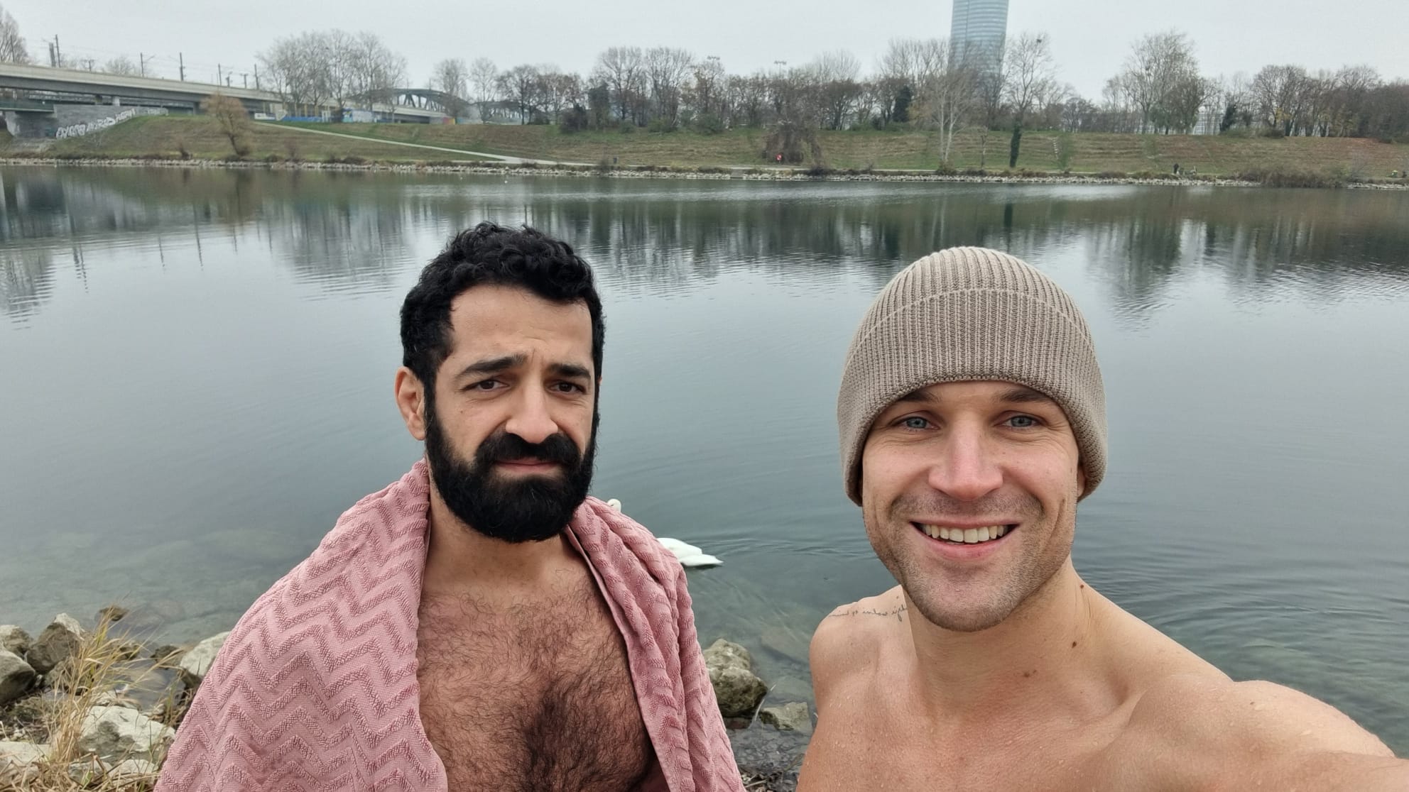 Sirwan beim Eisbad nehmen