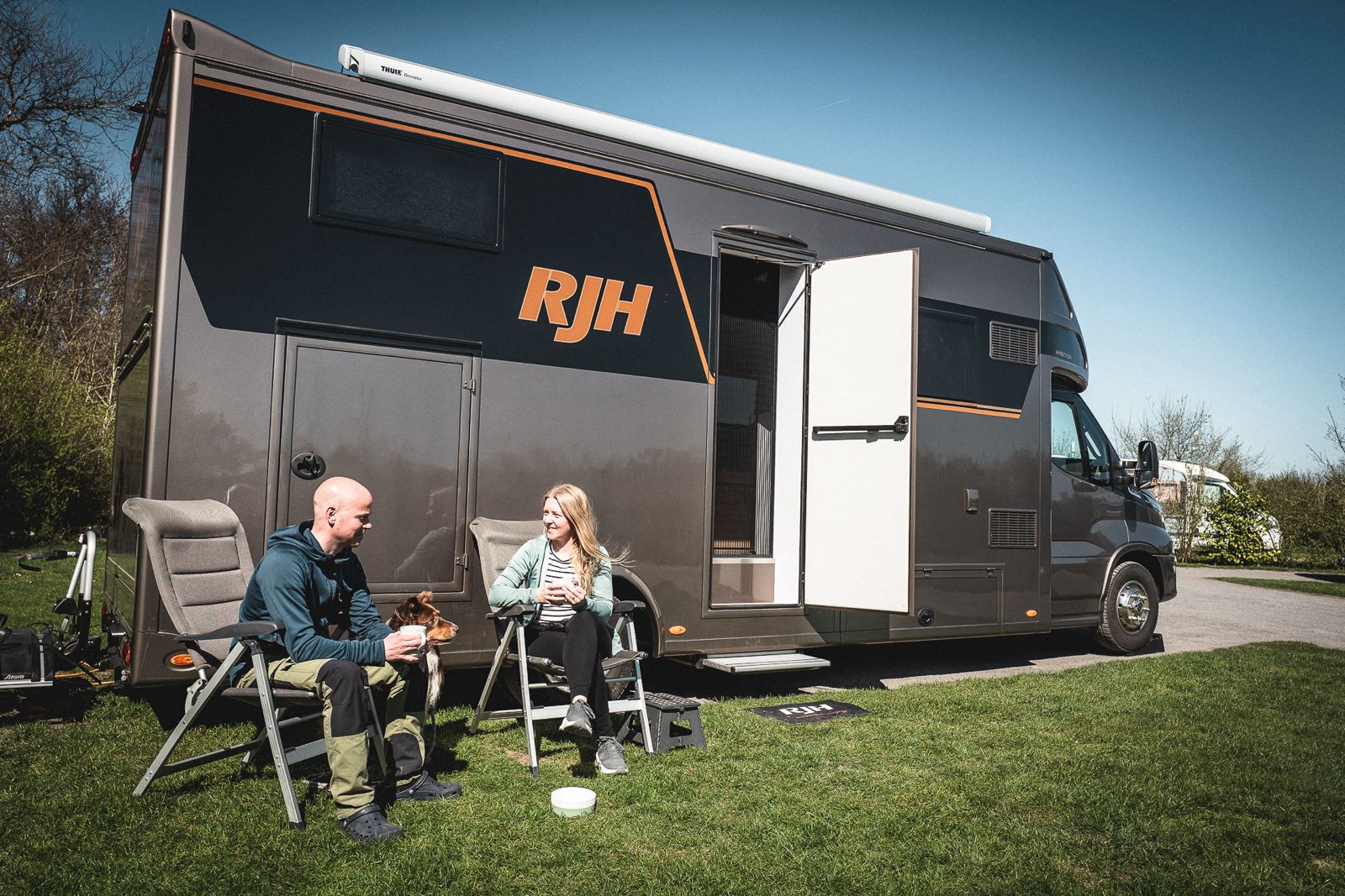 Waldhelden vor ihrem Wohnmobil